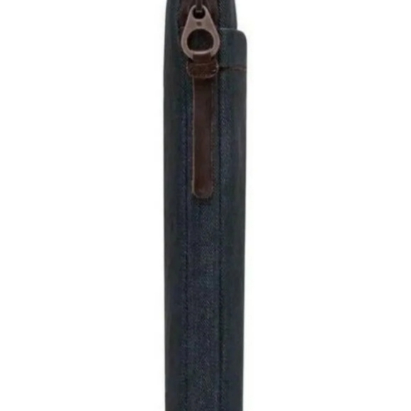 Incase 11” Inch MacBook New - Picture 3 of 4